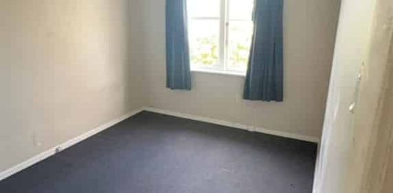 Sunny, Comfortable 3 Bedroom Home in Wainuiomata - Photo 2