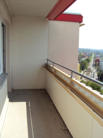 Geräumige 3-Raum-Wohnung mit Badewanne, großem Balkon und tollem Ausblick - Photo 4