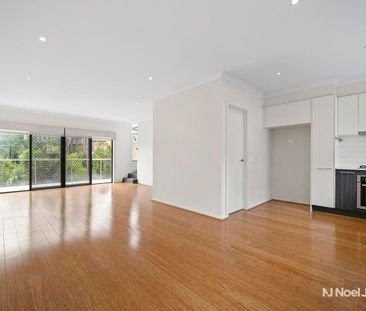 STYLISH AND MODERN TOWNHOUSE - Photo 4