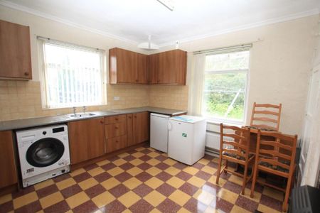 2 bedroom semi-detached bungalow to rent - Photo 4