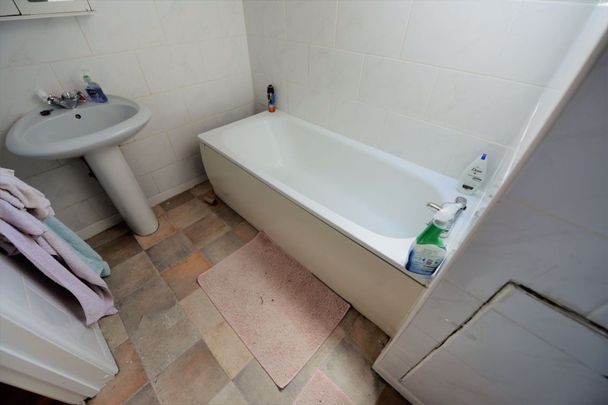 6 bedroom House in Moor Park Drive, Leeds - Photo 1