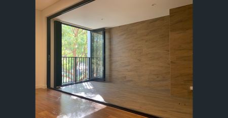 Bright Stylish Spacious 1 Bedroom + Large Loggia/Study Apartment in a Convenient Location - Photo 2