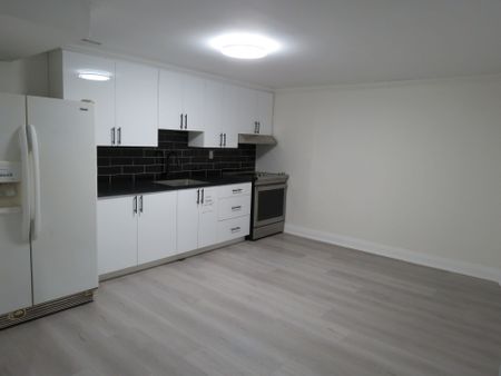 For Lease - 195 Castlebar Crescent, Oshawa, Ontario - Photo 4