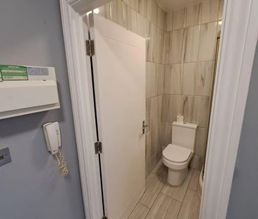 Studio Flat, High Street North, E6 - Photo 5