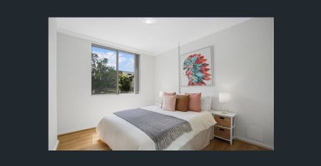 Spacious and private mid-floor, Two Bedroom Apartment - Photo 2