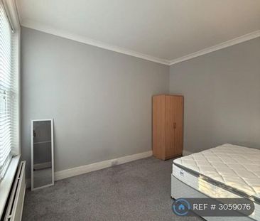 4 bedroom flat to rent - Photo 2
