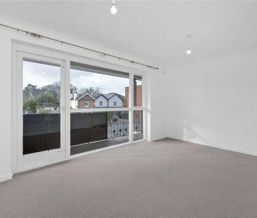 A split level maisonette situated above commercial premises conveni... - Photo 6