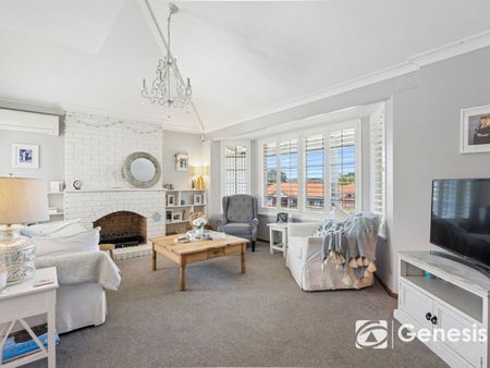 Lakefront Living: Stunning 4-Bedroom Home in Edgewater - Photo 4