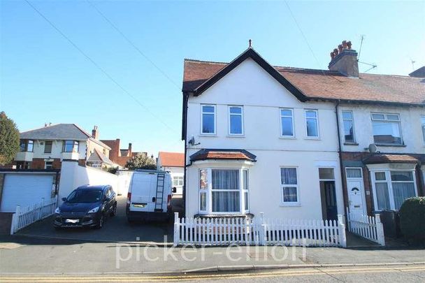 Hollycroft, Hinckley, LE10 - Photo 1