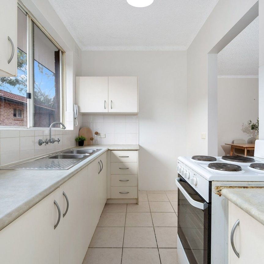 Spacious & Modern Apartment in Prime Kogarah Location - Photo 1