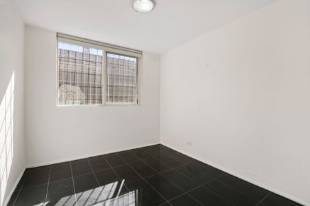Light-Filled Renovated Apartment with Parking in Central Richmond - Photo 3