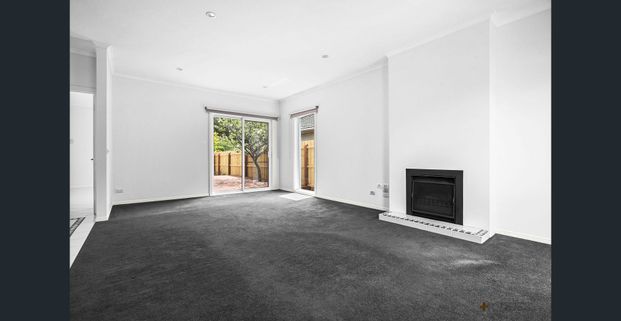 THREE-BEDROOM FAMILY HOME | GREAT LOCATION | LOW MAINTENANCE - Photo 1