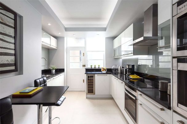 A beautifully refurbished two bedroom flat in the heart of Mayfair. - Photo 1