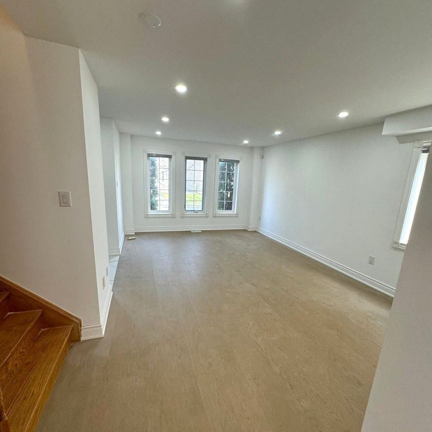 For Lease - 169 Flagstone Way, Newmarket, Ontario - Photo 1