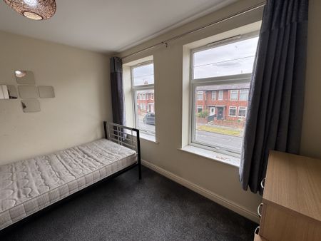 Ingleborough Avenue, Tang Hall - P1052 - Photo 3