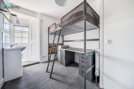 1 bedroom in a house share to rent - Photo 2
