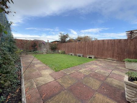 2 bedroom semi-detached bungalow to rent - Photo 2