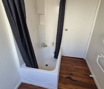 Tidy Family Home Excellent Location - Brookfield - Photo 2