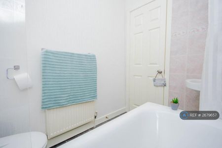 3 bedroom terraced house to rent - Photo 2