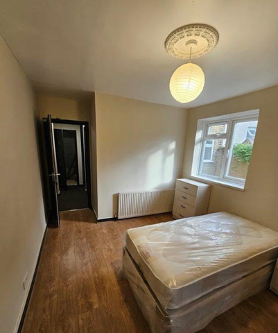 3 bedroom flat to rent - Photo 2