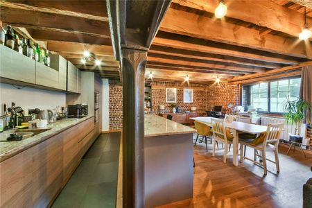 Savills offers this two bedrooms, two bathrooms warehouse conversion apartment in the popular Grade I listed Port East Apartments. The property located on the 3rd floor is offered furnished. - Photo 5