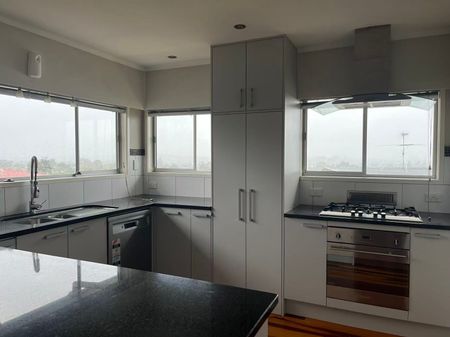 Spacious Family Home in Popular Pakuranga - Photo 2