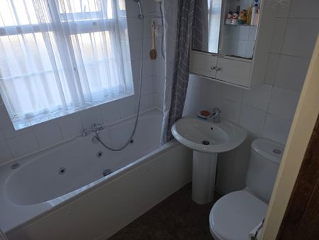 3 Bed Semi-Detached House, Bishopscote Road, LU3 - Photo 4