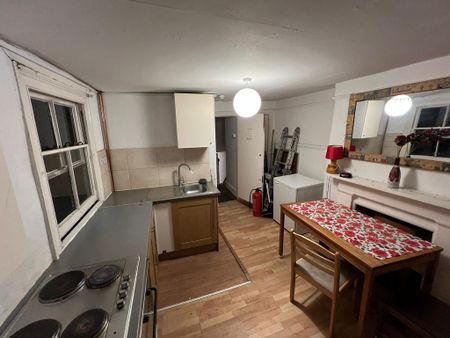 1 bedroom in a flat share to rent - Photo 5