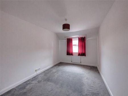 3 bedroom flat to rent - Photo 2