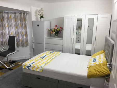 1 bedroom in a house share to rent - Photo 3