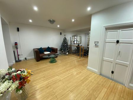 5 bedroom semi-detached house to rent - Photo 2
