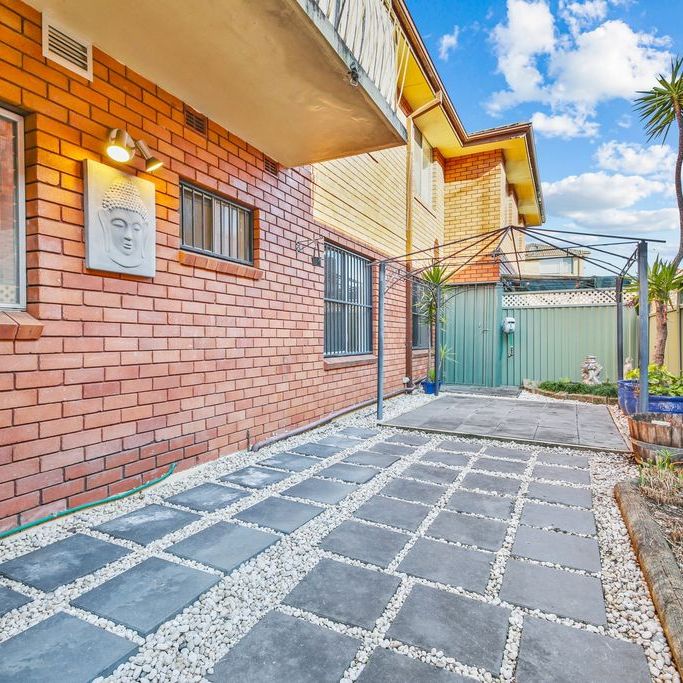 Villa Style Unit with Beautiful Courtyard - Photo 1