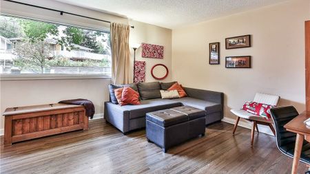 3 Bedroom Bungalow For Rent In Highwood: One Pet Allowed 1 Month Free Special Incentive - Photo 5