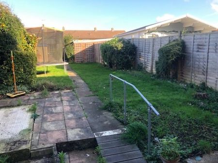 3 bedroom Mid Terraced House - Furzedown, Stevenage - Photo 3