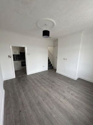 3 Bed End Terrace, East Park Road, LS9 - Photo 1