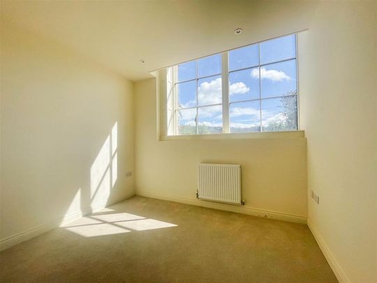 4 bedroom mews to rent - Photo 1