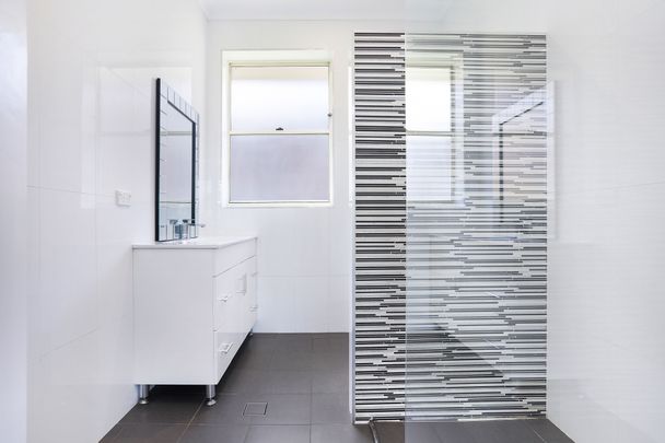 Light Filled & Airy Two Bedroom Apartment - Photo 1