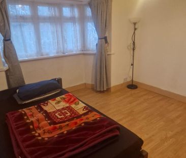 1 bedroom in a house share to rent - Photo 2