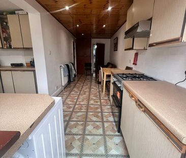 Room in a Shared Flat, Review Road, NW2 - Photo 1