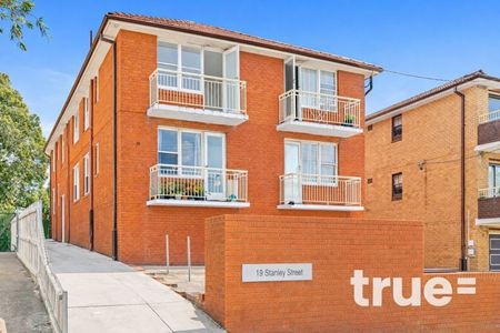 LIGHT FILLED APARTMENT IN IDEAL LOCATION - Photo 5