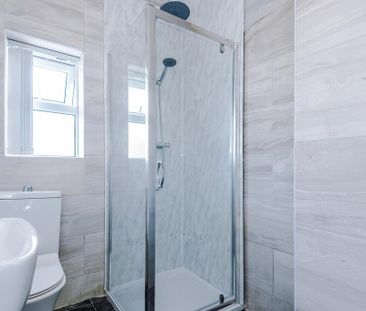 4 bedroom end of terrace house to rent - Photo 1