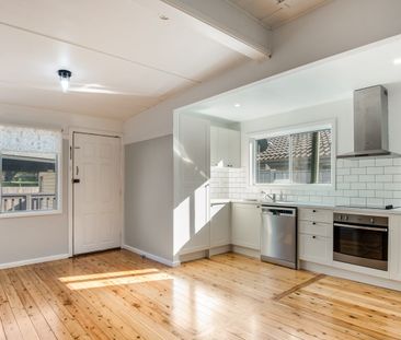 Character Home for Rent – Bright, Modern & Coastal Living - Photo 4