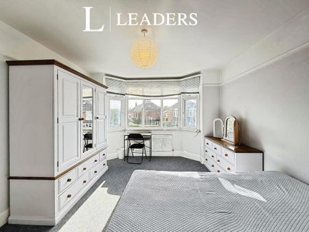 6 bedroom detached house to rent - Photo 4