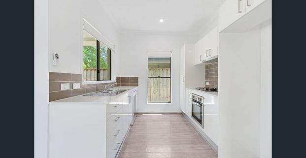 MODERN 3 BEDROOM HOME GREAT LOCATION - Photo 1