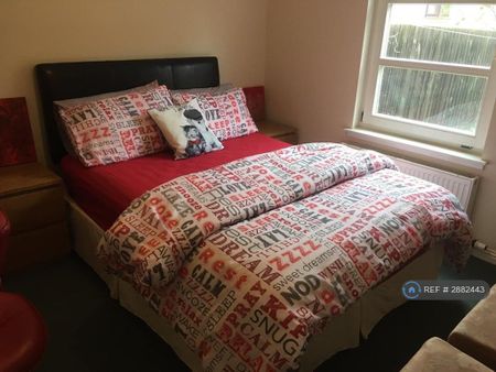 5 bedroom semi-detached house to rent - Photo 2