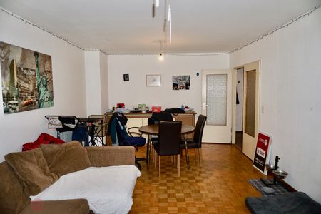 Centraal gelegen appartement met 2 slaapkamers en autostaanplaats. - Photo 2