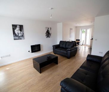 3 bedroom mews to rent - Photo 1