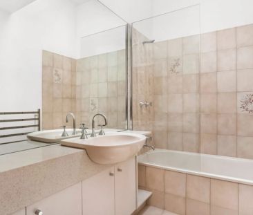 Character, Courtyards & City Buzz – All in One Richmond Package! - Photo 3