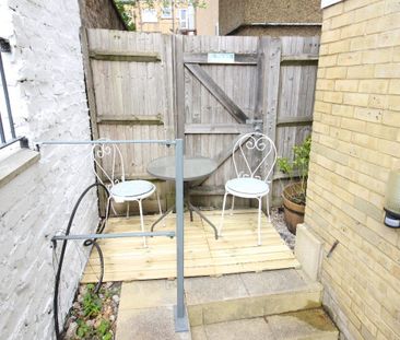 Lotus House, Yoga Way, Worcester Park - Photo 2