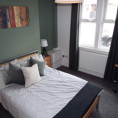 1 bedroom in a house share to rent - Photo 3
